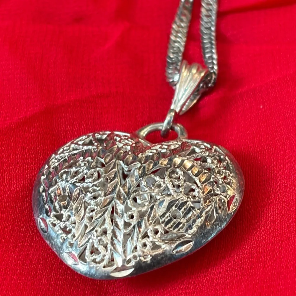 Sterling Silver filigree puffy heart necklace  11g .925 Italy